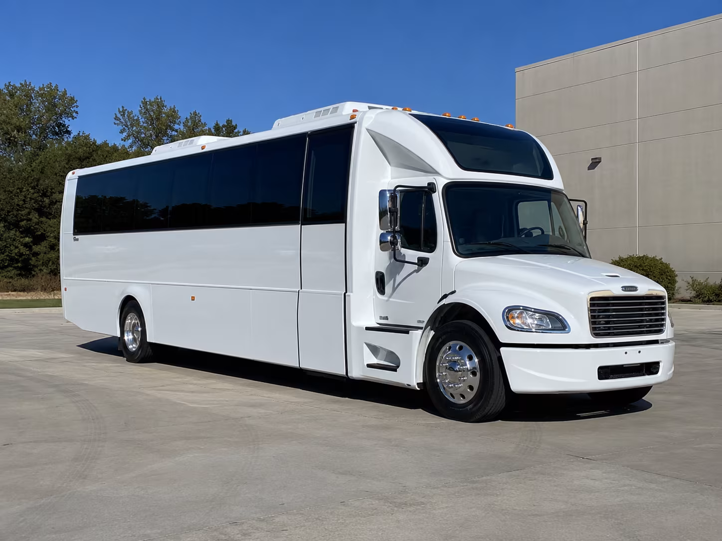 syracuse 28 passenger party bus